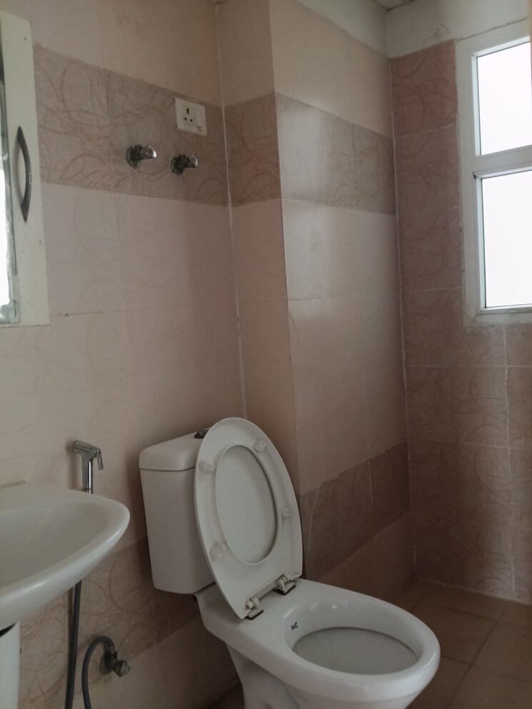 Bathroom, mahagun-moderne 2.5 Bedroom 1250 Sq.Ft. Apartment In Sector 78 Noida 9425661