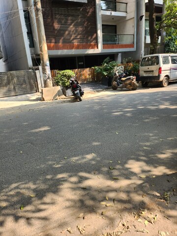 Parking in 6+ BHK Independent House at Meera Bagh – for Sale