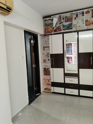 Room in 3 BHK Apartment at Devidayal Apartments, Mulund West – for Rent