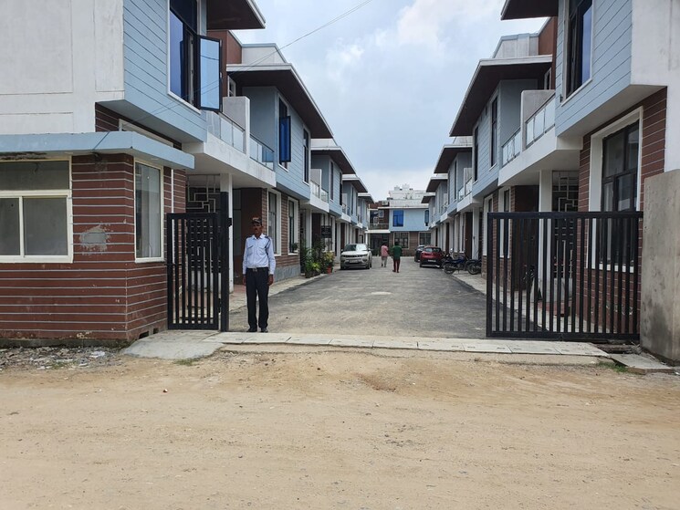 Exterior View, kingson-green-villa-phase-2 3 Bedroom 2050 Sq.Ft. Villa In Panchsheel Green Greater Noida 9425798