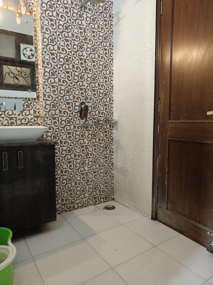 Bathroom, rajendra place 3 Bedroom 1080 Sq.Ft. Builder Floor In Rajendra Place Delhi 9425823