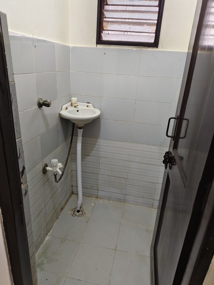 Bathroom, sector 23 dwarka 1 Bedroom 450 Sq.Ft. Apartment In Sector 23 Dwarka Delhi 9425899