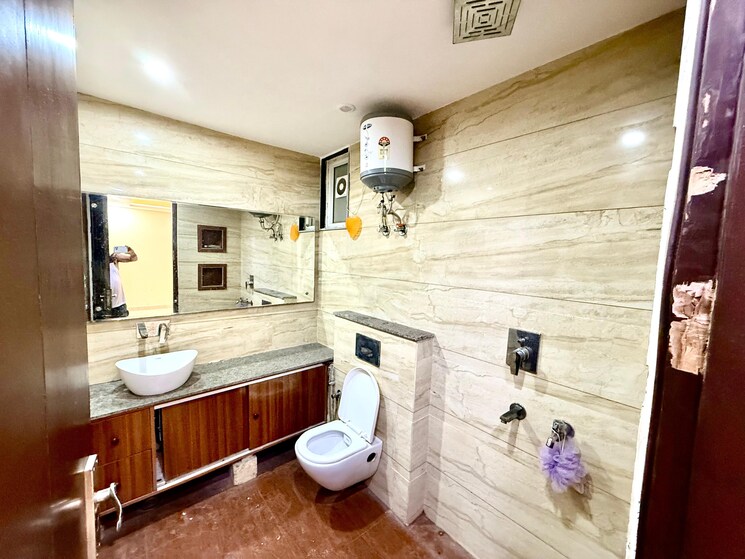 Attached Bathroom, indraprastha 3 Bedroom 1400 Sq.Ft. Builder Floor In Indraprastha Delhi 9425920