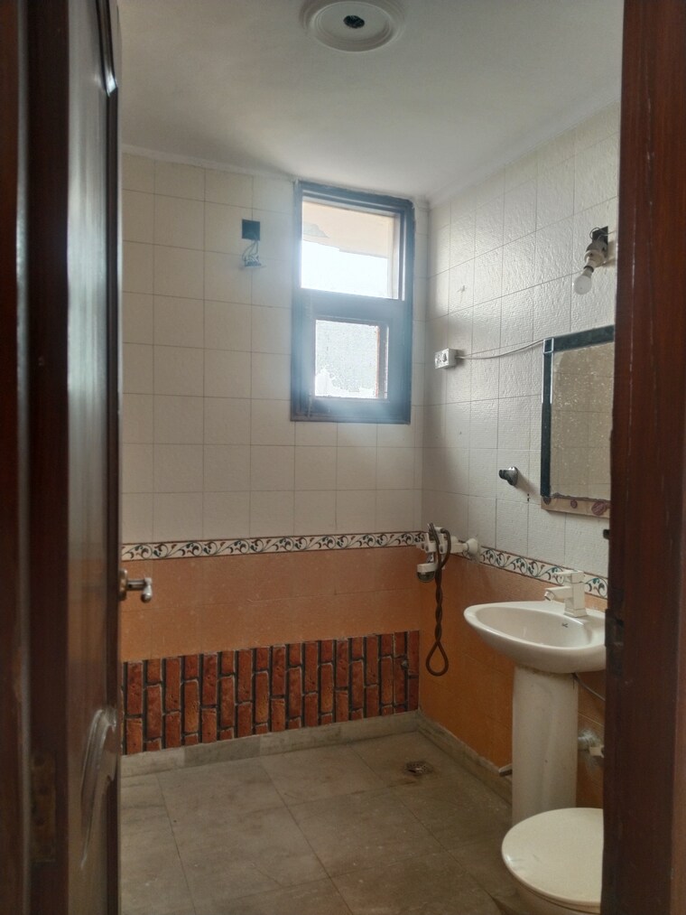Bathroom, sector 34 2 Bedroom 1500 Sq.Ft. Apartment In Sector 34 Faridabad 9425987