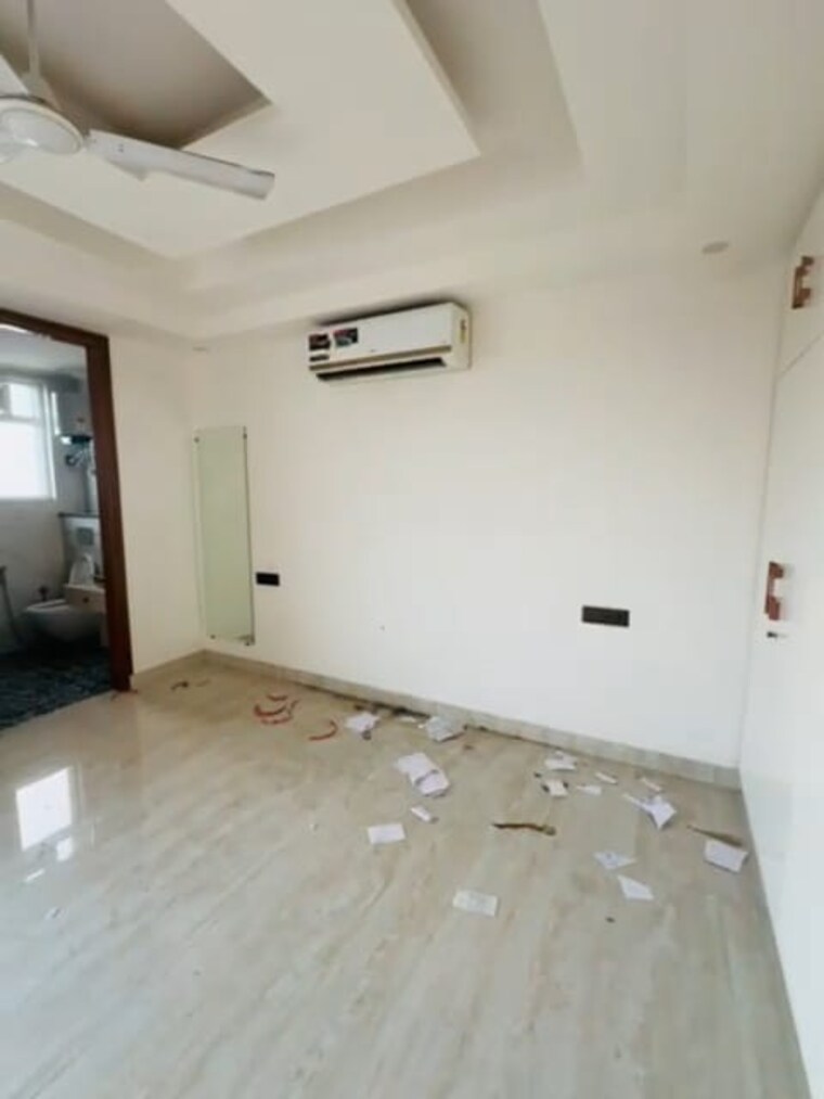 Room, sector 14 3 Bedroom 3150 Sq.Ft. Builder Floor In Sector 14 Faridabad 9425984