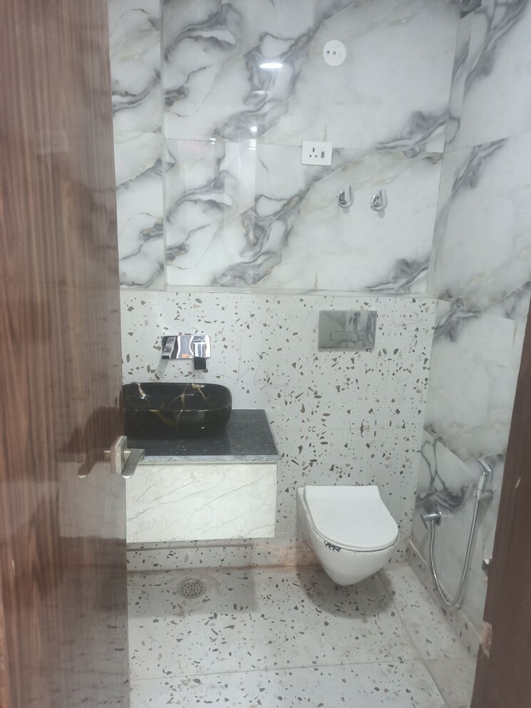 Bathroom, tughlakabad extension 3 Bedroom 810 Sq.Ft. Builder Floor In Tughlakabad Extension Delhi 9426063