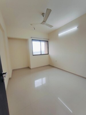 Room in 2.5 BHK Apartment at Hiranandani Paloma, Ghodbunder Road – for Rent
