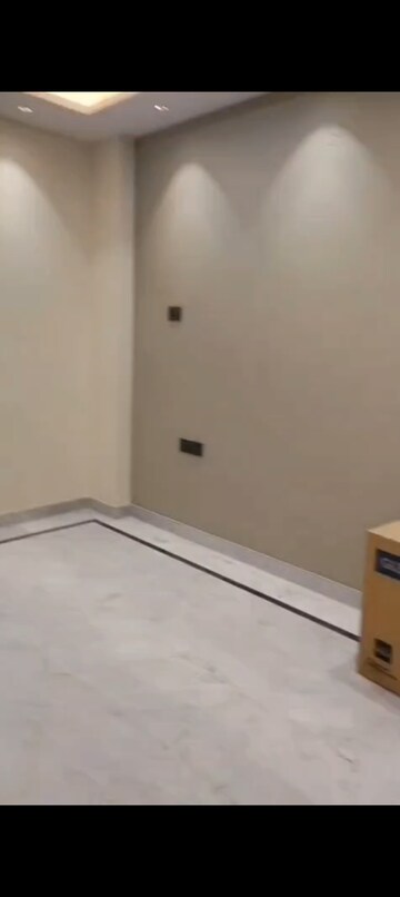 Room in 3 BHK Builder Floor at Indrapuram – for Rent