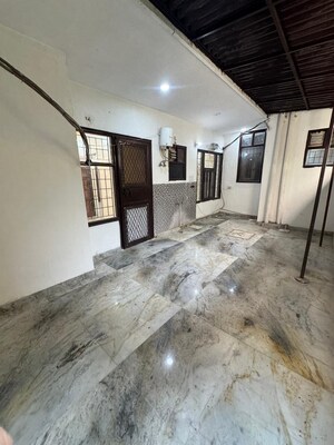 Room in 3 BHK Builder Floor at Sector 37 – for Rent