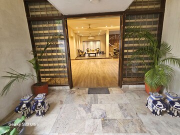 Room in 4 BHK Independent House at Sainik Farm – for Rent