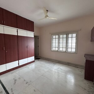 Room in 4 BHK Apartment at Padmanabha Nagar – for Rent