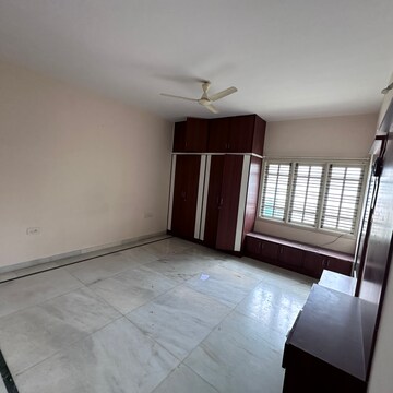 Room in 4 BHK Apartment at Padmanabha Nagar – for Rent