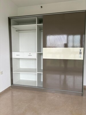 Room in 3.5 BHK Apartment at Godrej The Trees, Vikhroli East – for Sale