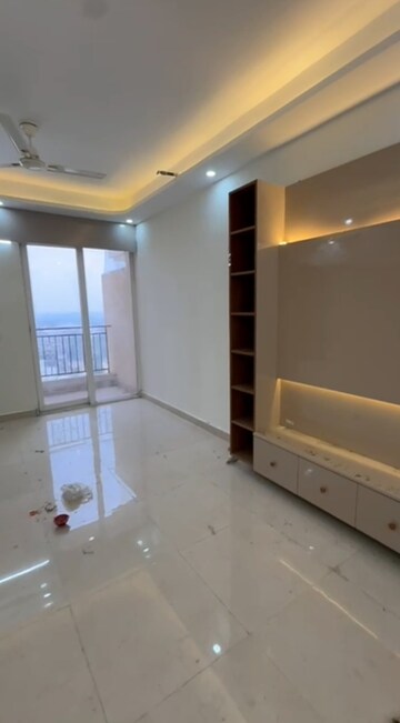 Room in 2 BHK Apartment at Signature Global Prime, Sector 63a – for Rent