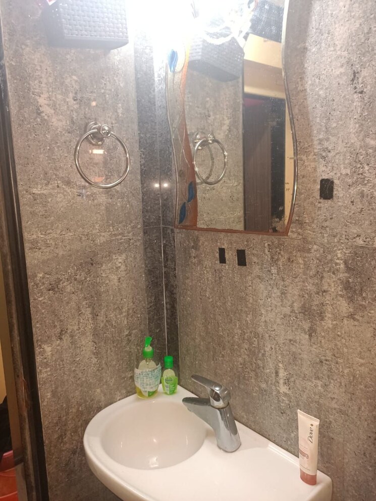 Bathroom, vakola-crystal-chs 1 Bedroom 450 Sq.Ft. Apartment In Santacruz East Mumbai 9426389