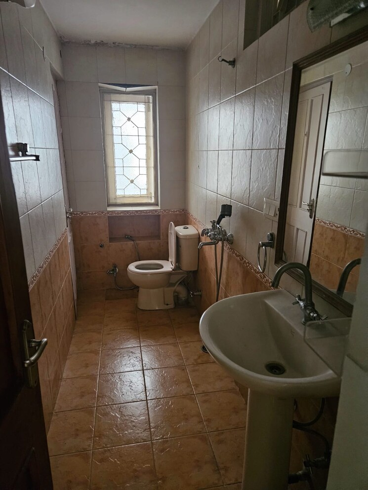 Bathroom, green park 4 Bedroom 250 Sq.Yd. Builder Floor In Green Park Delhi 9426398