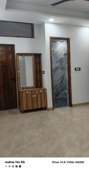 Room in 3 BHK Builder Floor at Pal Galleria, Sector 89 – for Sale