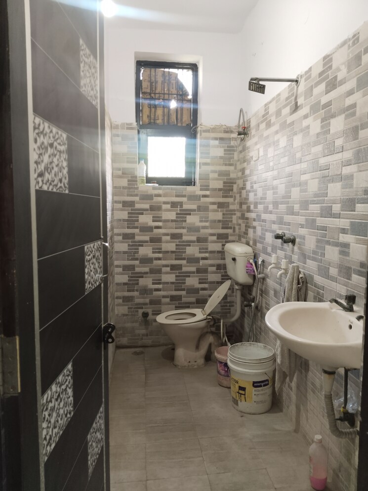 Bathroom, sector 34 2 Bedroom 1200 Sq.Ft. Builder Floor In Sector 34 Faridabad 9426440