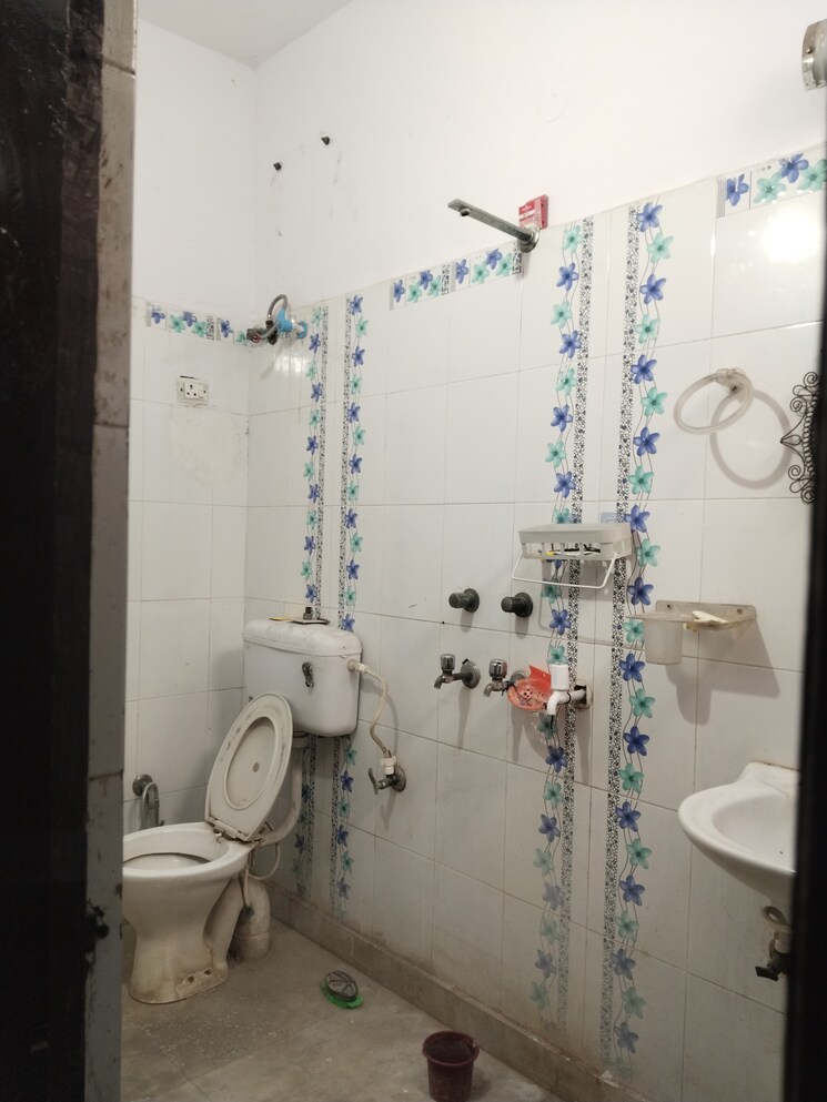 Bathroom, sector 34 2 Bedroom 1200 Sq.Ft. Builder Floor In Sector 34 Faridabad 9426440