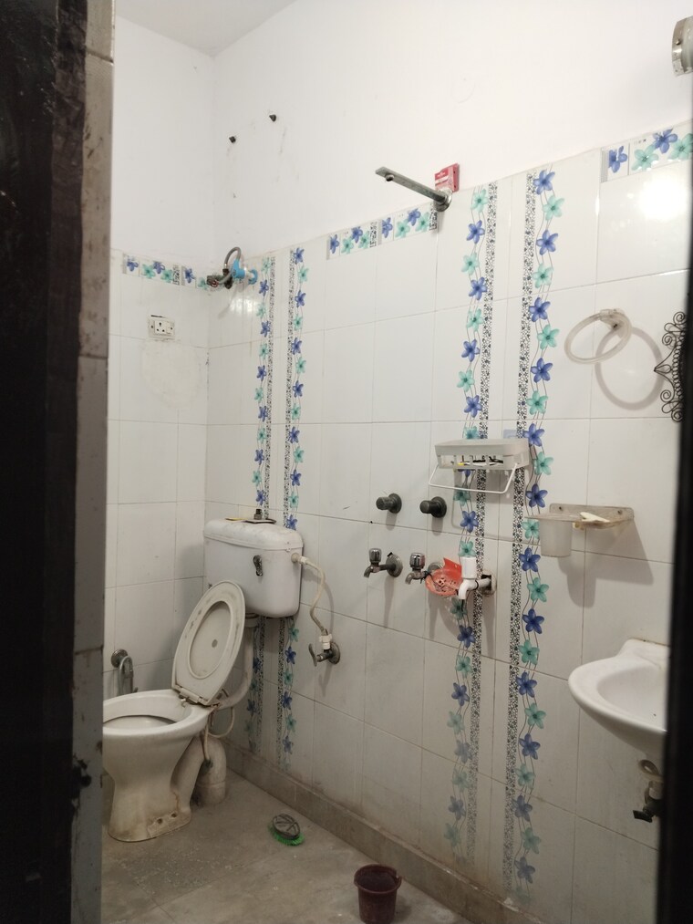 Bathroom, sector 34 2 Bedroom 1200 Sq.Ft. Builder Floor In Sector 34 Faridabad 9426440