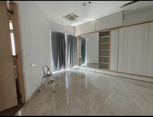 Room in 4 BHK Apartment at Kalpataru Horizon, Worli – for Rent