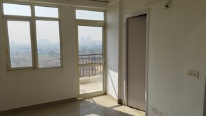 Room in 2 BHK Apartment at Suncity Avenue 76, Sector 76 – for Rent