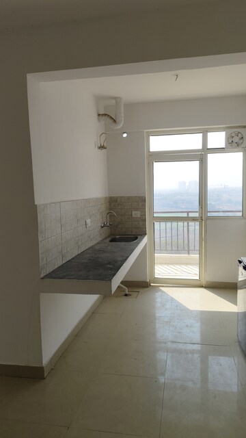 Room in 2 BHK Apartment at Suncity Avenue 76, Sector 76 – for Rent