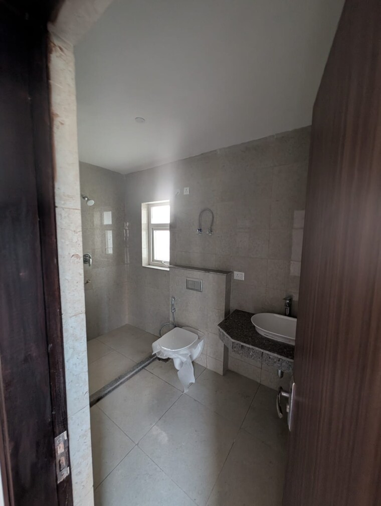 Bathroom, bptp-discovery-park 3.5 Bedroom 2862 Sq.Ft. Apartment In Sector 80 Faridabad 9426490