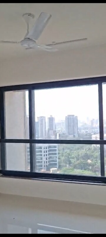 Room in 3 BHK Apartment at Kalpataru Magnus, Bandra East – for Rent