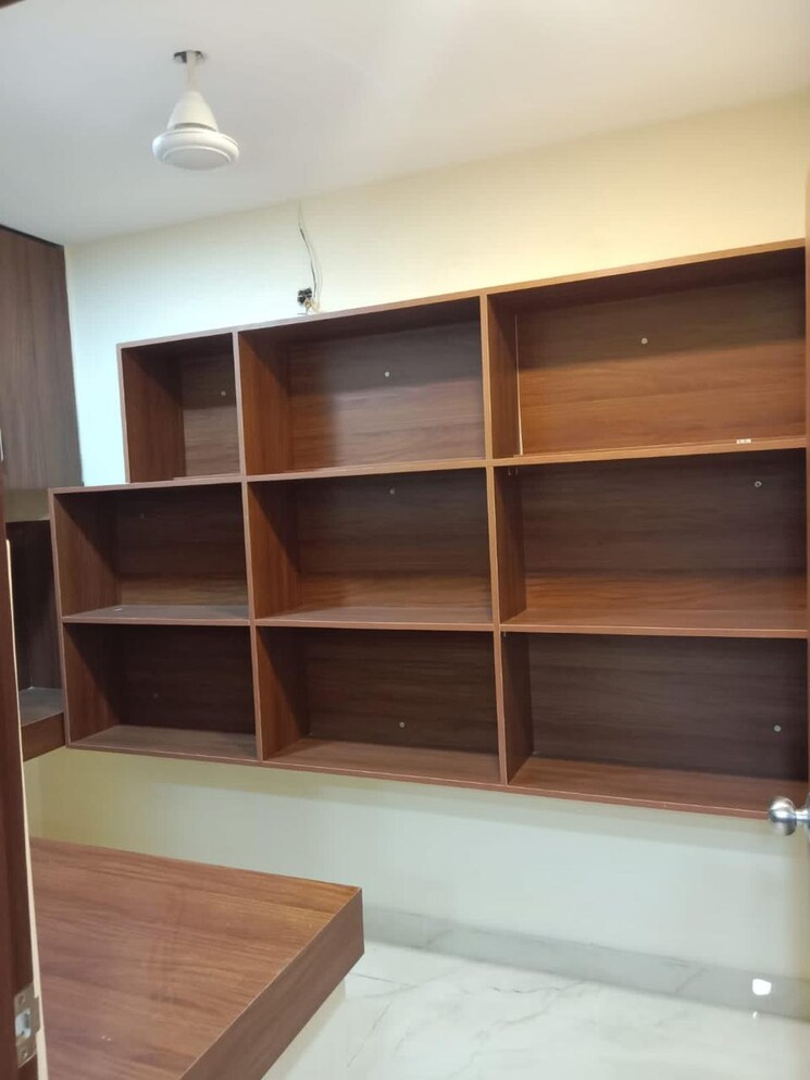 Team Area, madangir Commercial Office Space 350 Sq.Ft. In Madangir Delhi 9426512