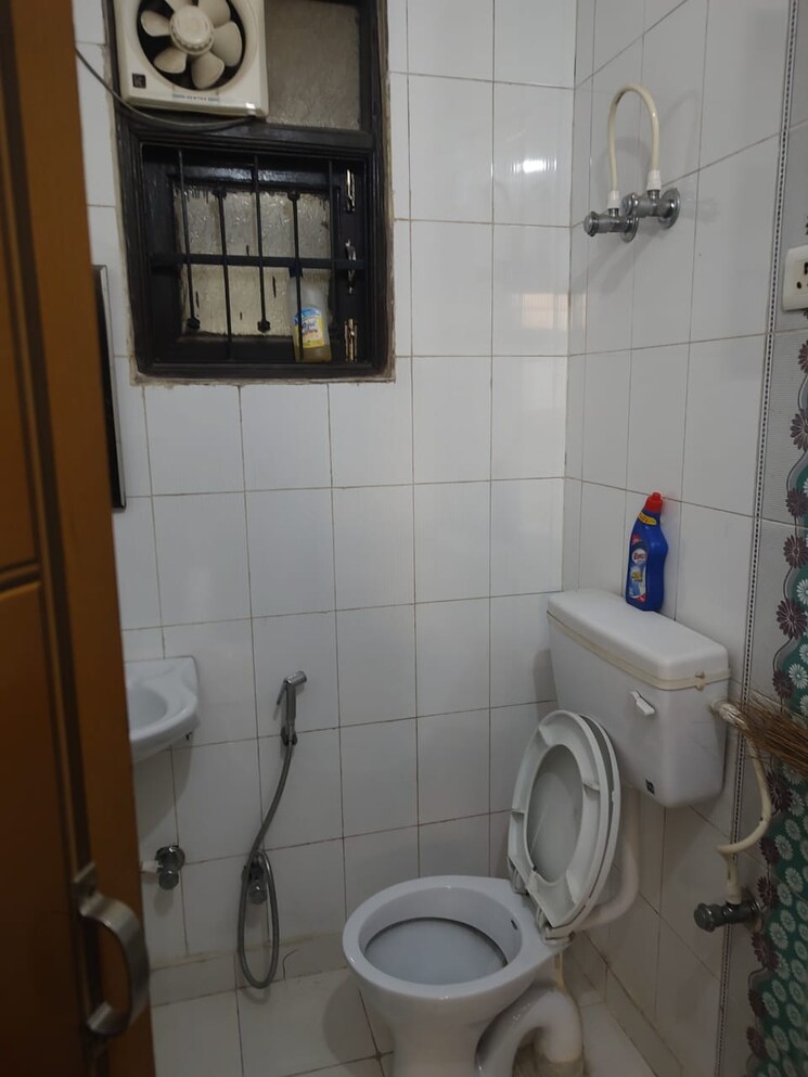 Bathroom, amrapali-vaishali 2 Bedroom 900 Sq.Ft. Builder Floor In Vaishali Sector 3 Ghaziabad 9426697