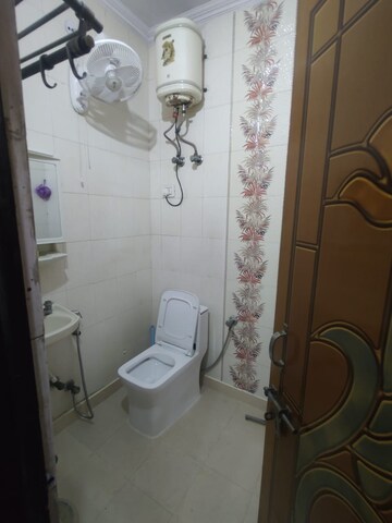 Bathroom in 2 BHK Builder Floor at Amrapali Vaishali, Vaishali Sector 3 – for Rent