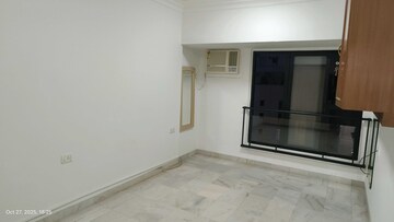 Room in 4 BHK Apartment at Prabhadevi CHS, Prabhadevi – for Rent