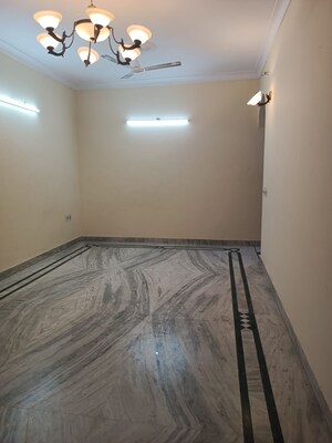 Room in 3 BHK Builder Floor at Nirman Vihar – for Rent