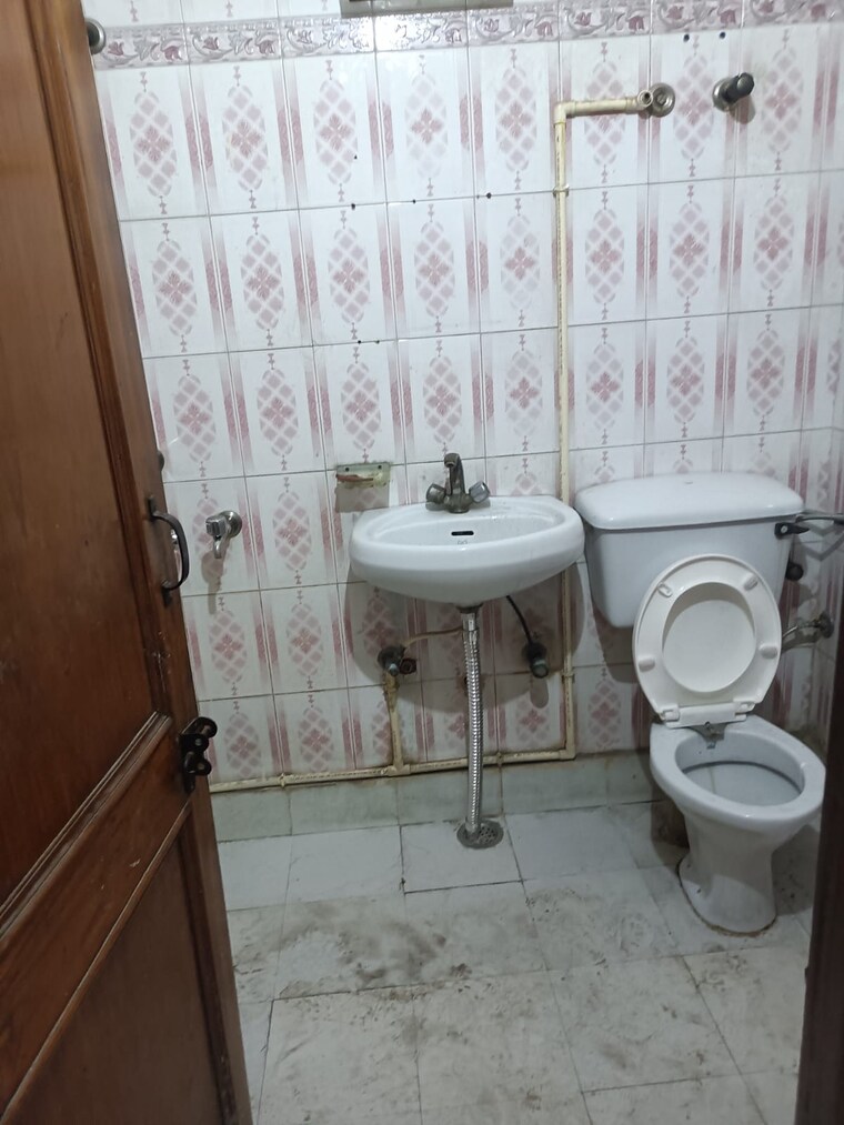 Bathroom, nirman vihar 3 Bedroom 1850 Sq.Ft. Builder Floor In Nirman Vihar Delhi 9426734