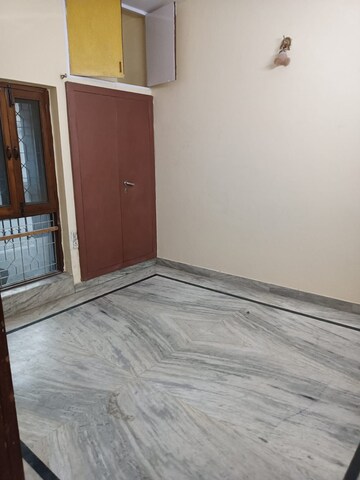 Room in 3 BHK Builder Floor at Nirman Vihar – for Rent