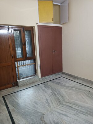 Room in 3 BHK Builder Floor at Nirman Vihar – for Rent