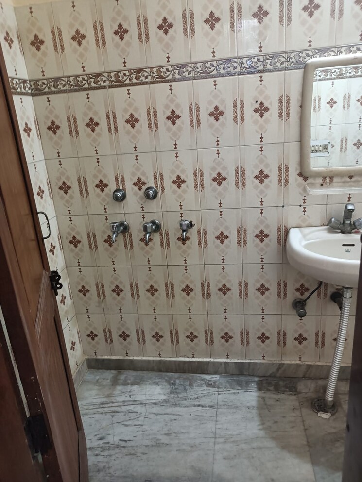 Bathroom, nirman vihar 3 Bedroom 1850 Sq.Ft. Builder Floor In Nirman Vihar Delhi 9426734