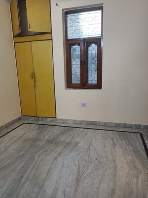Room in 3 BHK Builder Floor at Nirman Vihar – for Rent