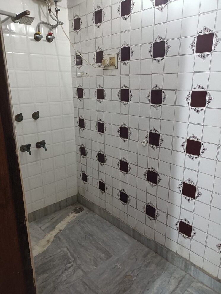 Bathroom, defence colony 2 Bedroom 2200 Sq.Ft. Builder Floor In Defence Colony Delhi 9426823