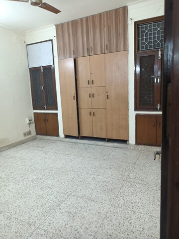 Room in 2 BHK Builder Floor at Defence Colony – for Rent