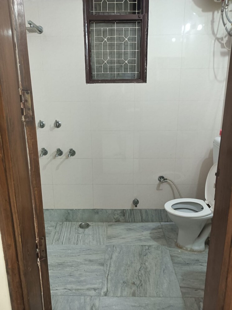 Bathroom, defence colony 2 Bedroom 2200 Sq.Ft. Builder Floor In Defence Colony Delhi 9426823