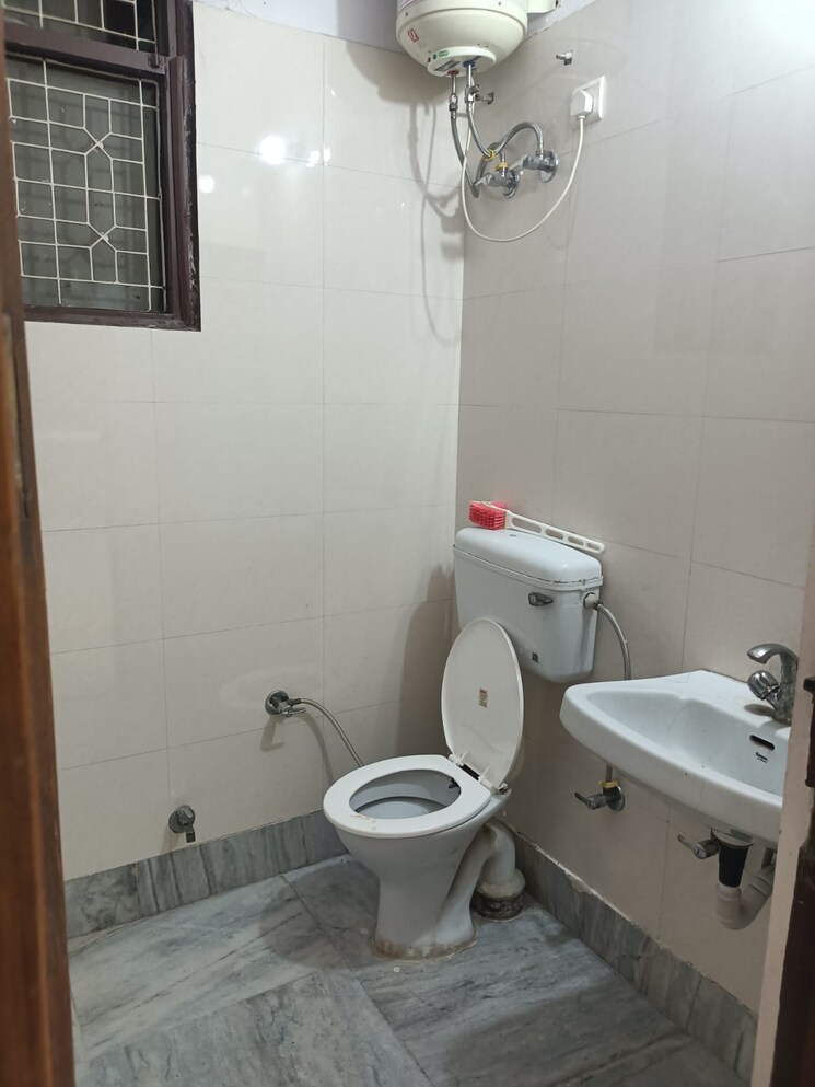Bathroom, defence colony 2 Bedroom 2200 Sq.Ft. Builder Floor In Defence Colony Delhi 9426823