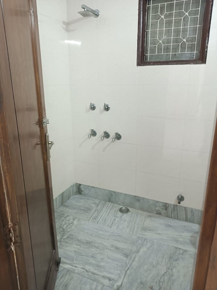 Bathroom, defence colony 2 Bedroom 2200 Sq.Ft. Builder Floor In Defence Colony Delhi 9426823
