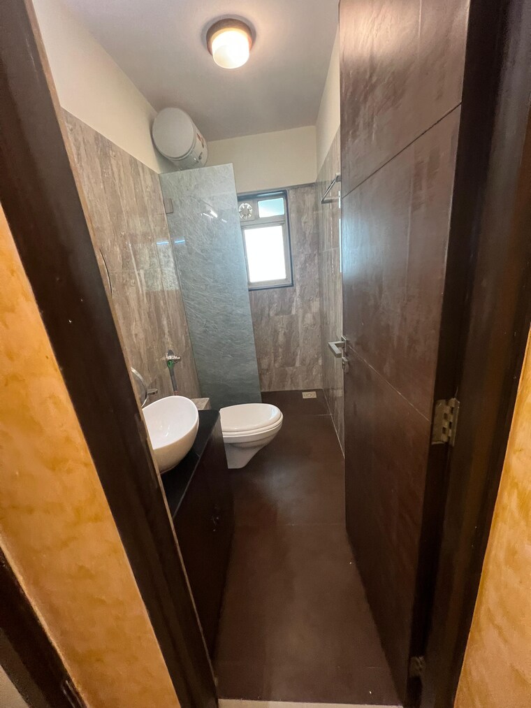 Bathroom, khar west 3 Bedroom 1000 Sq.Ft. Apartment In Khar West Mumbai 9426836