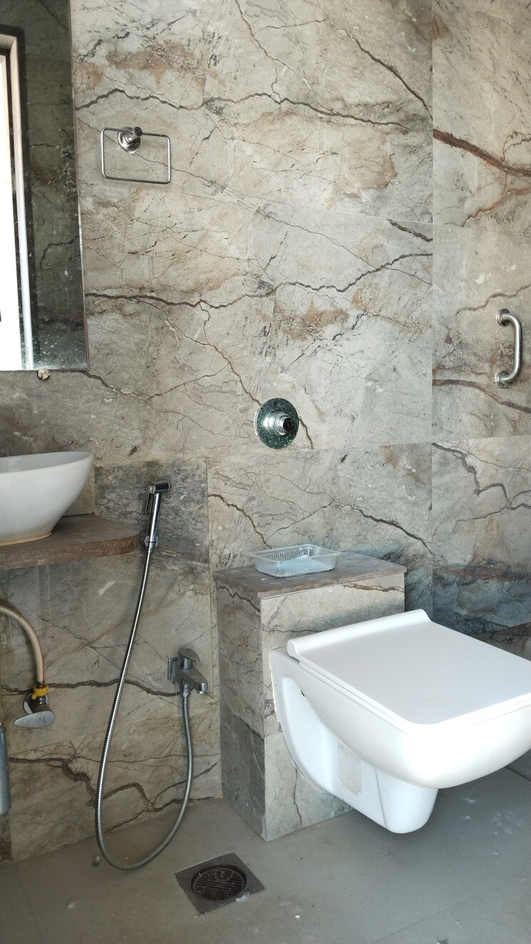 Bathroom, sugee-laxmi-niwas 2 Bedroom 730 Sq.Ft. Apartment In Dadar West Mumbai 9426877