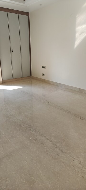 Room in 3 BHK Builder Floor at Dlf Phase ii – for Rent