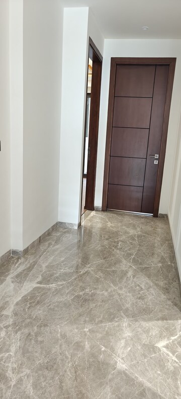 Room in 3 BHK Builder Floor at Dlf Phase ii – for Rent