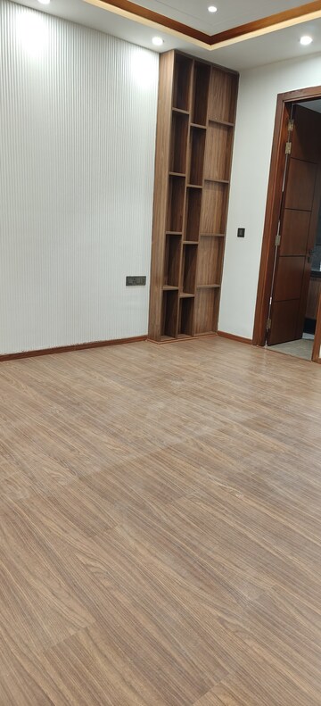 Room in 3 BHK Builder Floor at Dlf Phase ii – for Rent