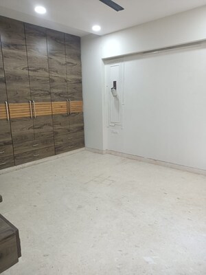 Room in 3 BHK Builder Floor at Anand Vihar – for Rent
